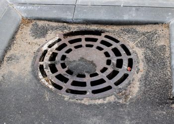 Warning Signs That it’s Time to Call Drain Unclogging Services