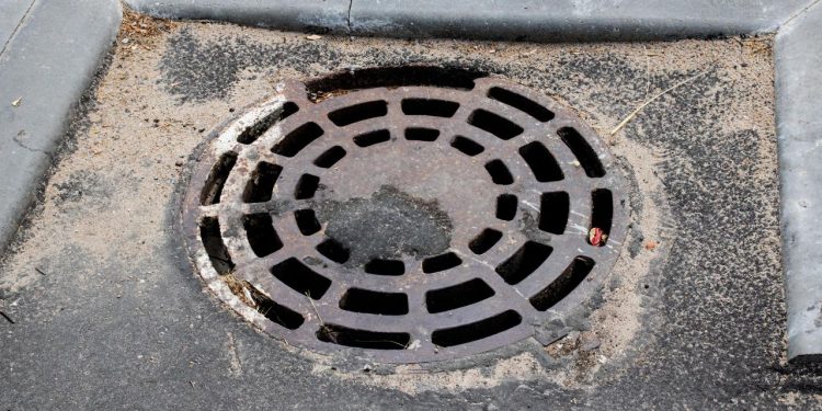 Warning Signs That it’s Time to Call Drain Unclogging Services