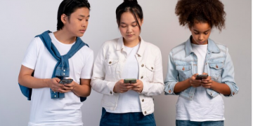 Which is Better for Playing Result Macau 5D: Phones or Desktop?