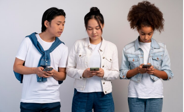 Which is Better for Playing Result Macau 5D: Phones or Desktop?